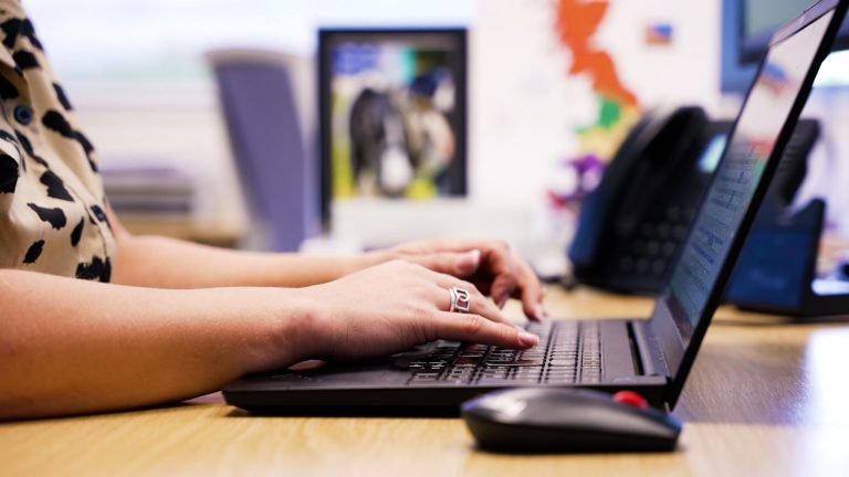 Laptop email websites